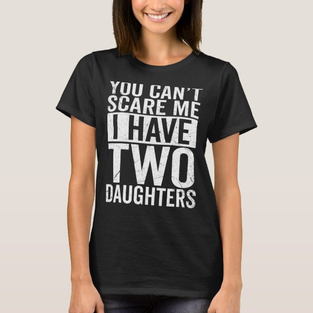 Camiseta Você não pode me assustar Eu tenho duas filhas com (Frente)