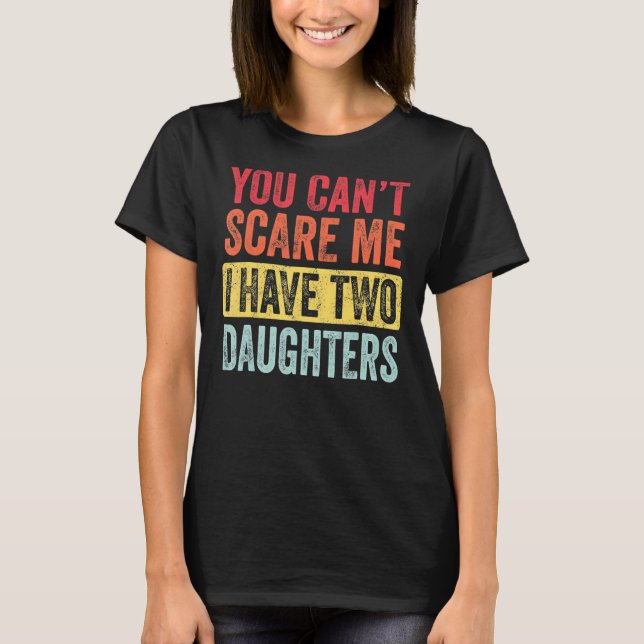 Camiseta Você não pode me assustar Eu tenho duas filhas com (Frente)