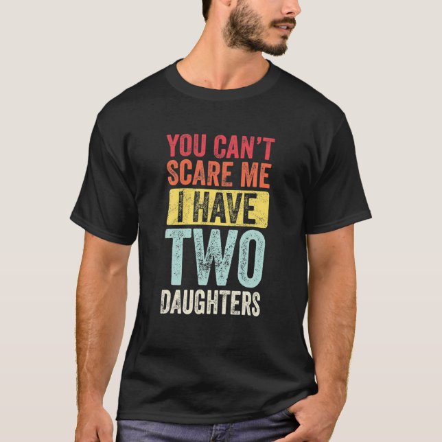 Camiseta Você não pode me assustar Eu tenho duas filhas de  (Frente)