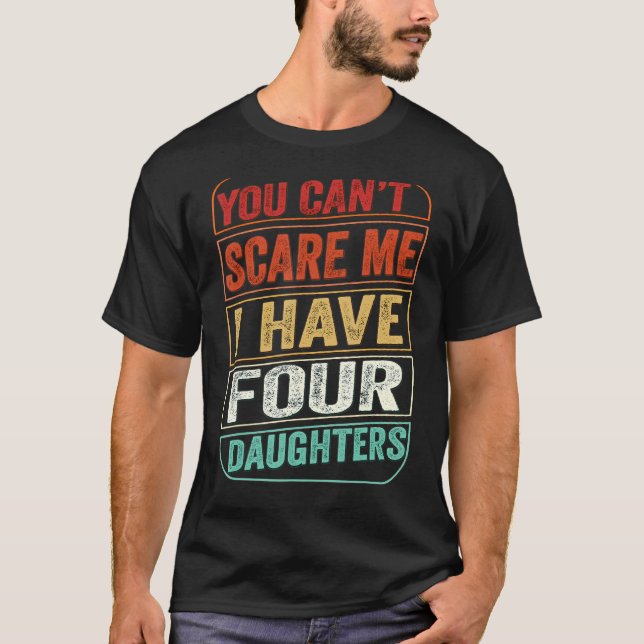 Camiseta Você não pode me assustar Eu tenho quatro filhas P (Frente)