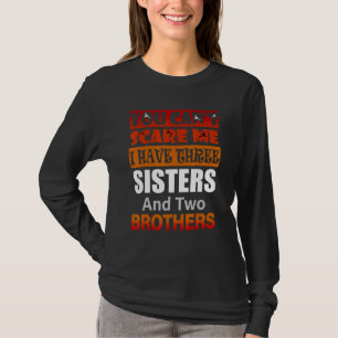 Camiseta Você não pode me assustar Eu tenho três irmãs duas
