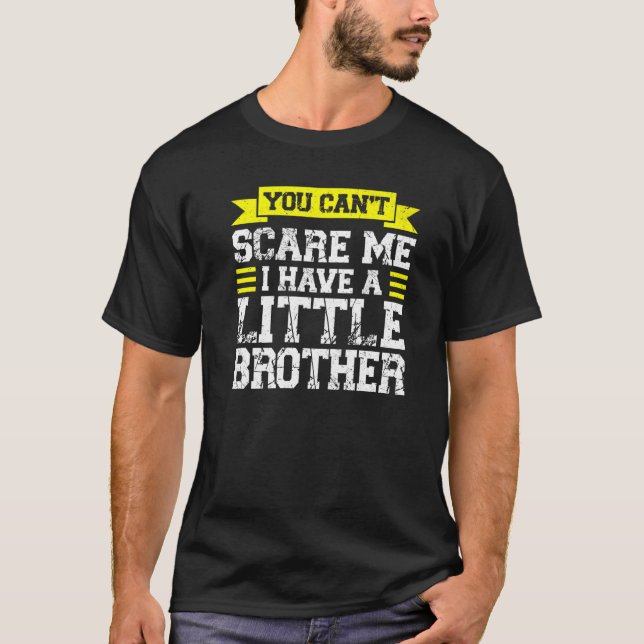 Camiseta Você não pode me assustar Eu tenho um irmãozinho S (Frente)