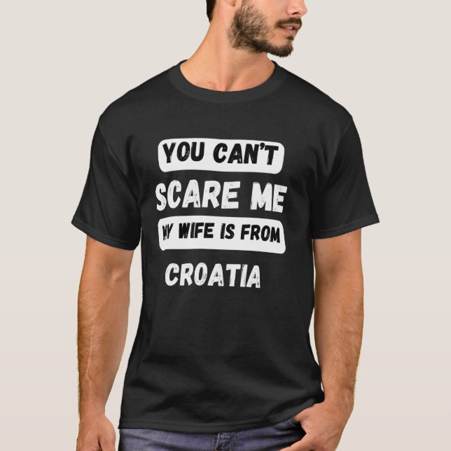 Camiseta Você não pode me assustar. Minha esposa é da famíl (Frente)