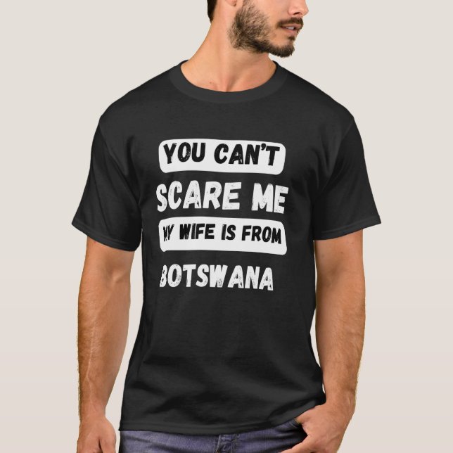Camiseta Você não pode me assustar minha esposa é da Famíli (Frente)