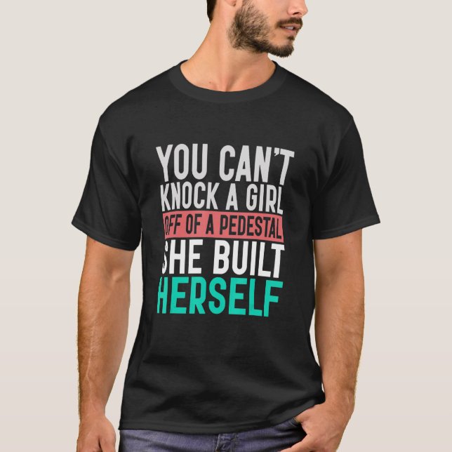 Camiseta Você não pode tirar uma mulher de um pedestal que  (Frente)