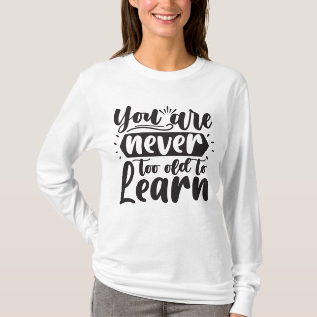 Camiseta Você nunca é muito velho para aprender a citação m (Frente)