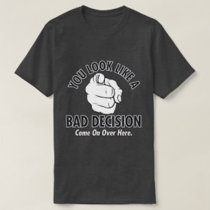 Camiseta você olha como uma decisão má