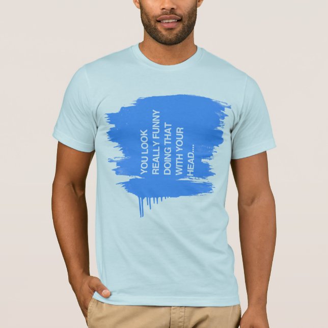CAMISETA VOCÊ OLHA REALMENTE ENGRAÇADO FAZENDO ISSO COM SUA (Frente)
