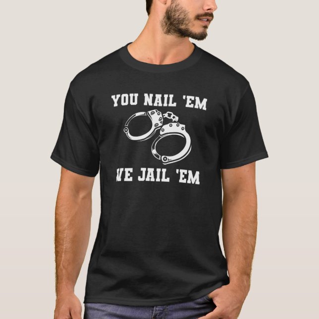 Camiseta Você os Prende Nós os Encarceramos Policial Aplica (Frente)