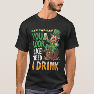 Camiseta Você Parece Que Precisa De Uma Bebida Sorte Sorte