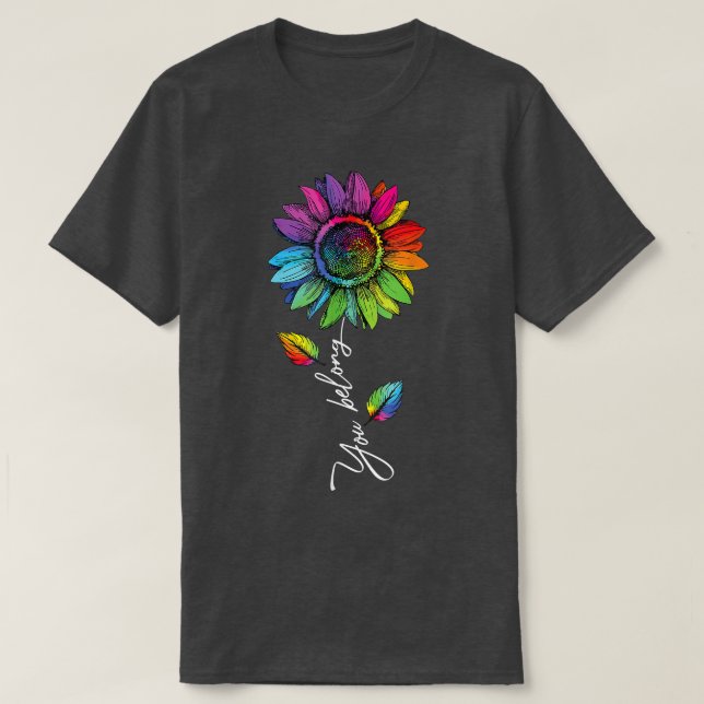 Camiseta Você Pertence LGBTQ+ Rainbow Orgulho gay Sunflower (Frente do Design)
