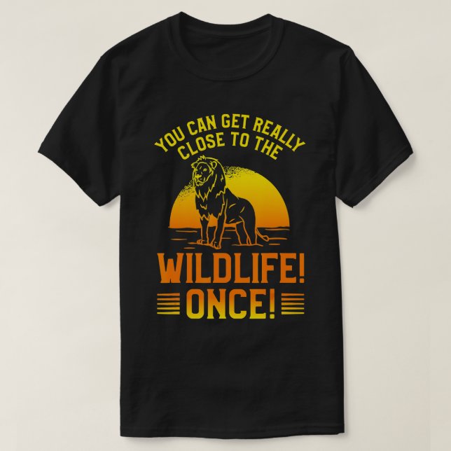 Camiseta Você Pode Ficar Muito Perto Da Vida Selvagem Uma V (Frente do Design)