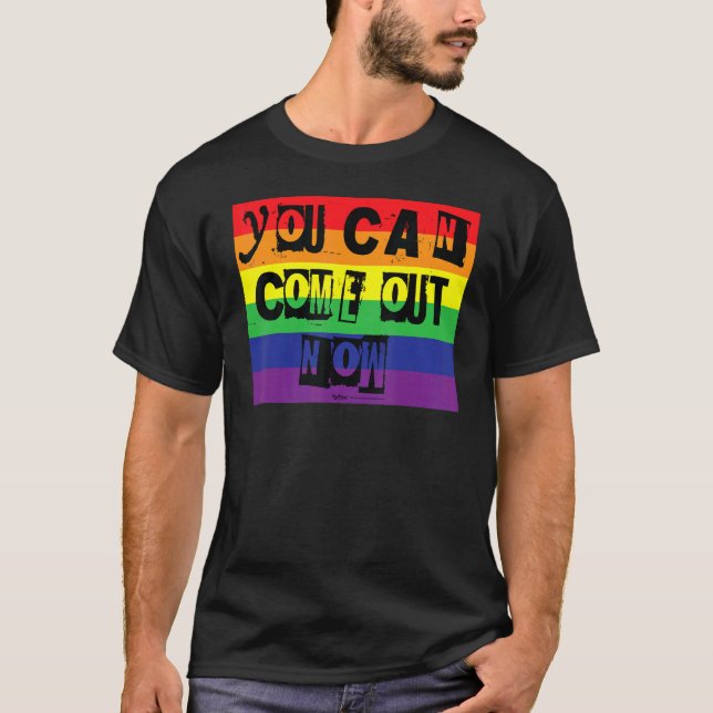 Camiseta Você Pode Sair Agora Orgulho gay Rainbow Word Desi (Frente)