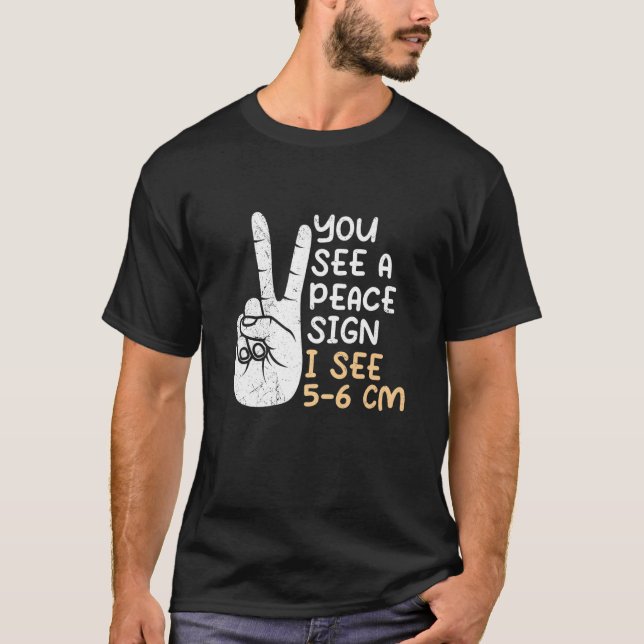 Camiseta Você vê um sinal de paz, eu vejo 5 6 cm de parteir (Frente)