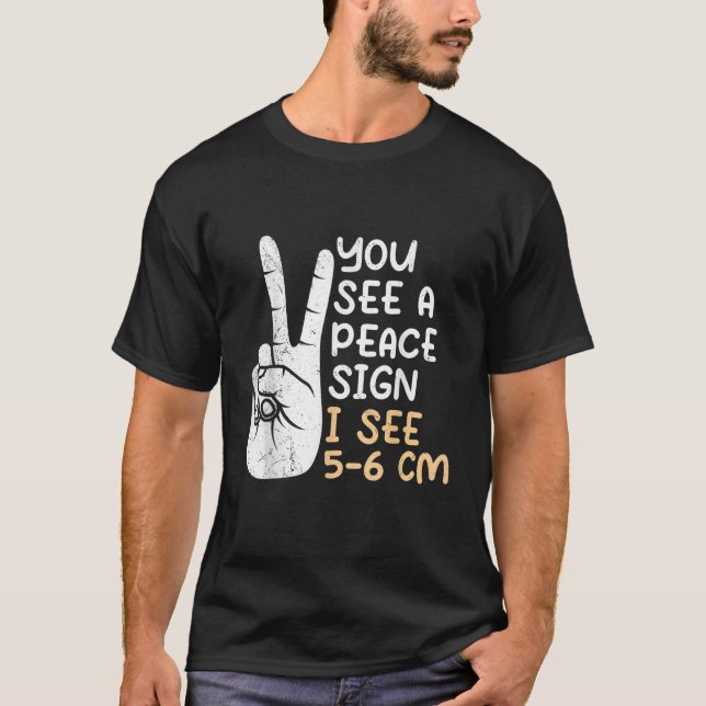 Camiseta Você vê um sinal de paz, eu vejo 5 6 cm de parteir (Frente)