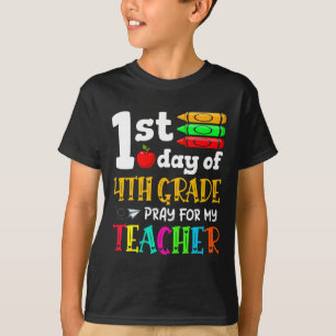 Camiseta Voltando às Aulas 1º Dia da 4ª Série Reze Por Mim
