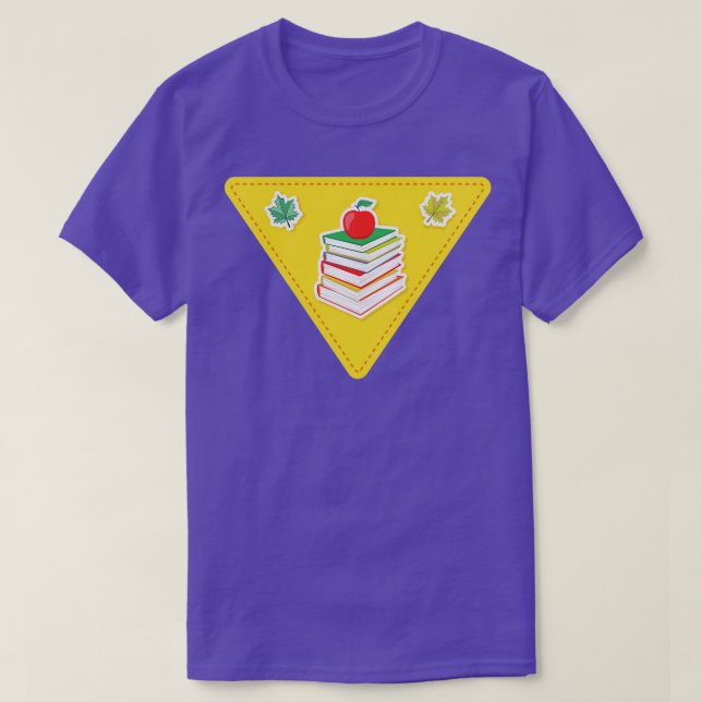 Camiseta Voltar à pilha de livros escolares (Frente do Design)