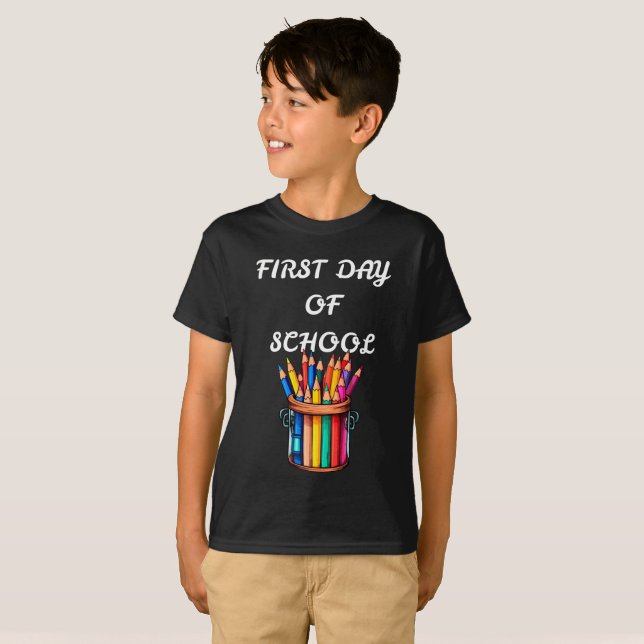 CAMISETA VOLTAR ÀS AULAS PRIMEIRO DIA DE AULA (Frente Completa)