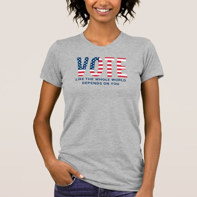 Camiseta Votar como o mundo inteiro depende de vocês mulher (Frente)