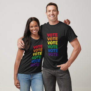 Camiseta Votar tipografia do arco-íris orgulho gay