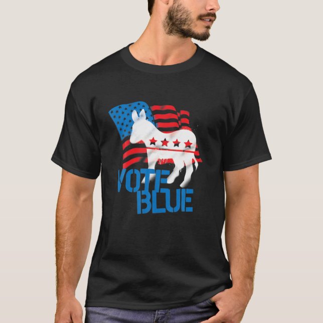 Camiseta Vote Blue Democrata Donkey American Flag T Shirt (Frente)