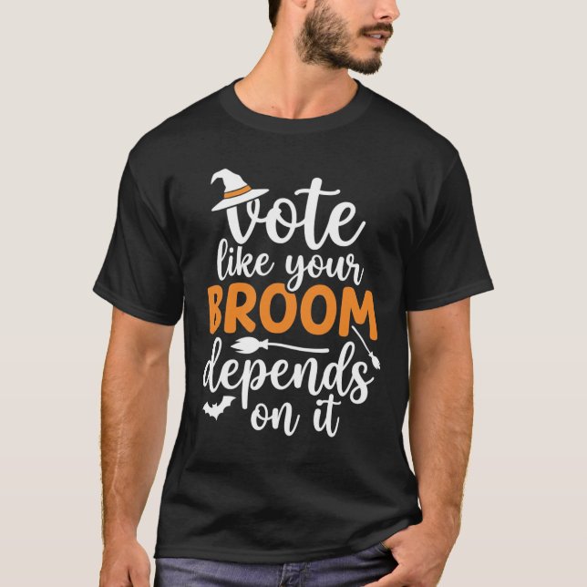 Camiseta Vote Como Se Sua Vassoura Dependesse Disso Hallowe (Frente)