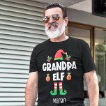 Camiseta Vovô, família de elf que corresponde ao nome da ro<br><div class="desc">Entre no espírito de feriado com esta camiseta divertida do vovô elf que faz parte de uma coleção de roupas de elf da família que contém presentes para qualquer membro da família. Perfeito para qualquer reunião familiar de Natal, esta camiseta apresenta um bonitinho chapéu de elfo e pernas divertidas, com...</div>