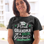Camiseta Vovó Orgulhosa de 2023, formando verde<br><div class="desc">Comemore a graduação do seu neto ou da sua neta com esta camiseta moderna que apresenta uma tipografia "Orud GRANDMA de um Formando 2023" em fontes brancas e verdes decoradas com um boné formando preto com fita verde; personalize facilmente essa camiseta com o ano de graduação e o nome do...</div>