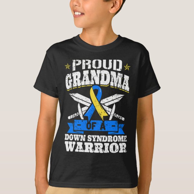 Camiseta Vovó orgulhosa de um guerreiro por síndrome de Dow (Frente)