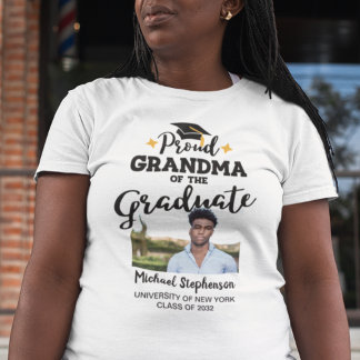 Camiseta Vovó orgulhosa do formando com o nome T-Shirt