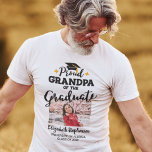 Camiseta Vovô orgulhoso do formando com o nome T-Shirt<br><div class="desc">Comemore a graduação do seu neto ou da sua neta com esta camiseta moderna, com a legenda "Orgulho GRANDPA do Formando" em fontes contemporâneas negras decoradas com um boné de formando com uma fita de ouro. Personalize facilmente essa camiseta com uma foto do formando, do ano de graduação e o...</div>