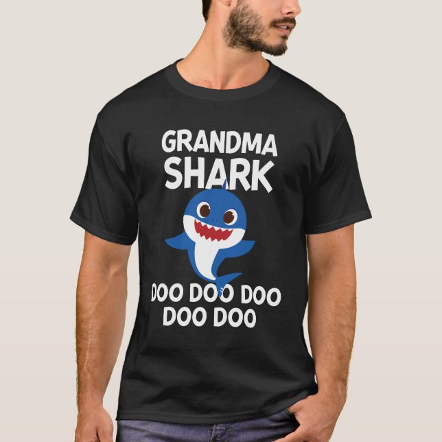 Camiseta Vovó Shark Doo Doo Doo Engraçado Vovó (Frente)