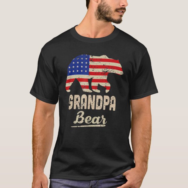 Camiseta Vovô Urso Americano De Bandeira Sofrendo Homens (Frente)