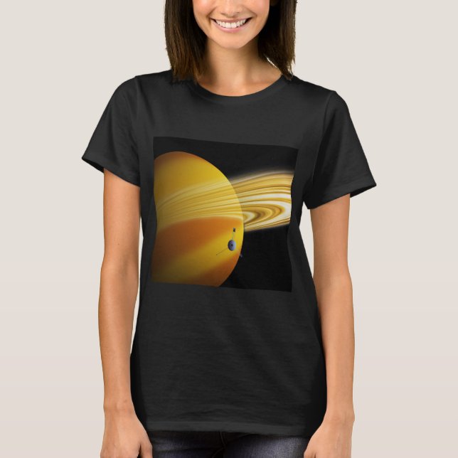 Camiseta Voyager passando por Saturno (Frente)
