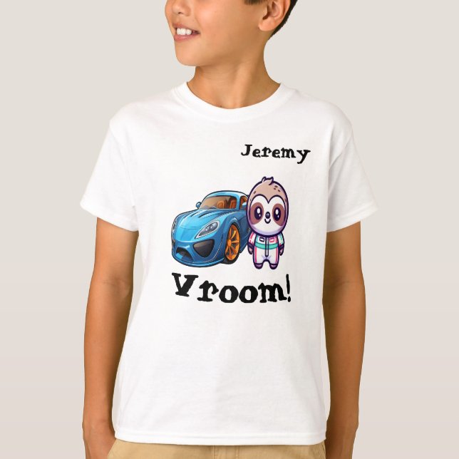 Camiseta "Vroom" Carro Race Sloth Kawaii Personalizável (Frente)