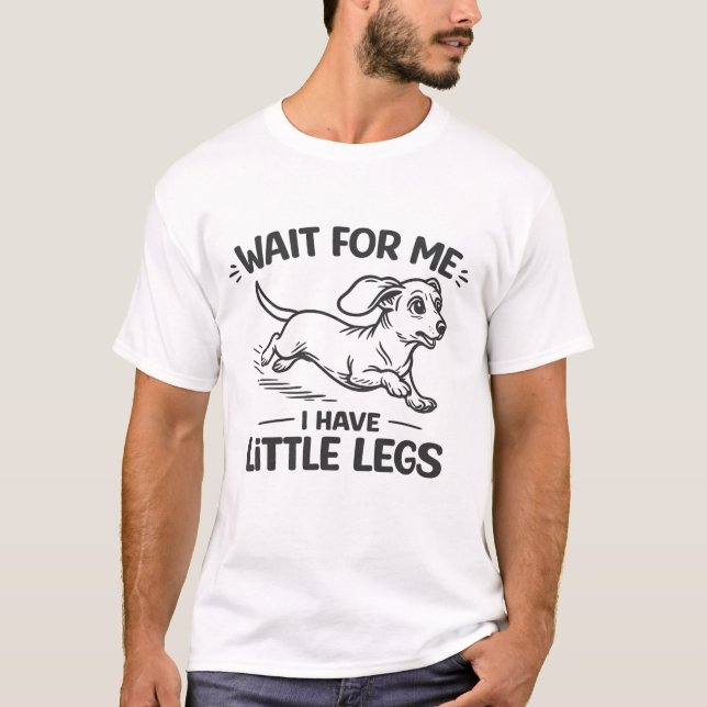 Camiseta Wait For Me I Have Little Legs-Cute Dachshund. (Frente)
