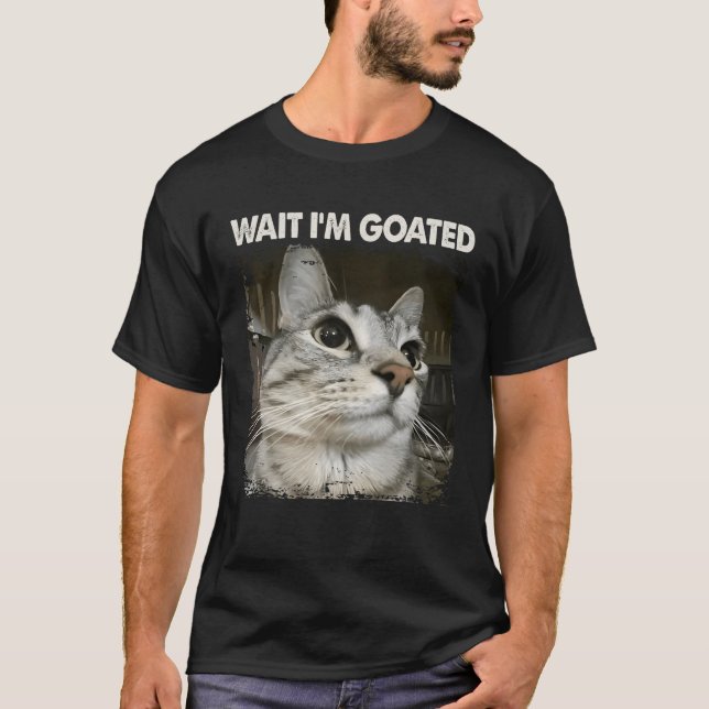 Camiseta Wait I'm Goated Silly Cat Meme Trendy Humor Saying (Frente)