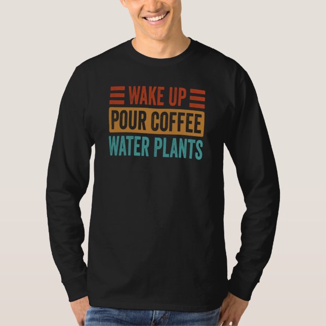 Camiseta Wake Up Pour Coffee Water Plants (Frente)