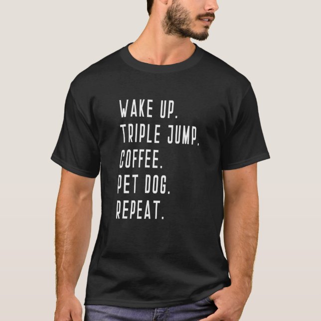 Camiseta Wake Up Triple Jump Coffee Pet Dog Repeat Jumper J (Frente)