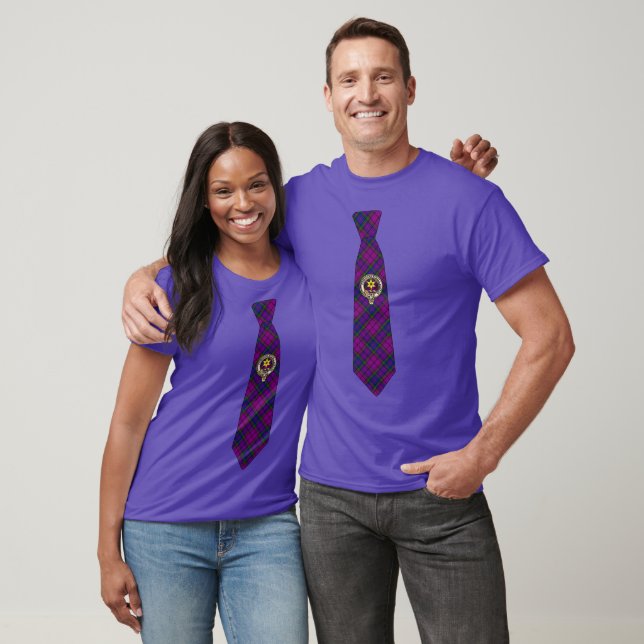 Camiseta Wardlaw Tartan Necktie T-Shirt w/Badge (Unissex)