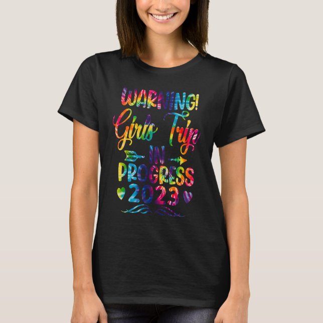 Camiseta Warning Girls Trip In Progress Girls Trip 2023 Tie (Frente)