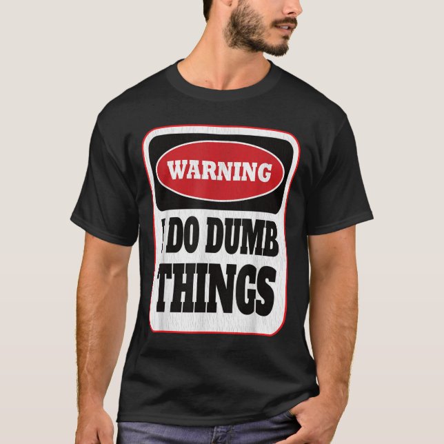 Camiseta Warning I Do Dumb Things - Sarcasm Stud Stuff Them (Frente)