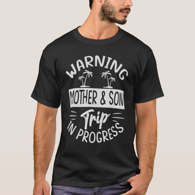 Camiseta Warning Mother Son Trip In Progress - Trip with Mo (Frente)