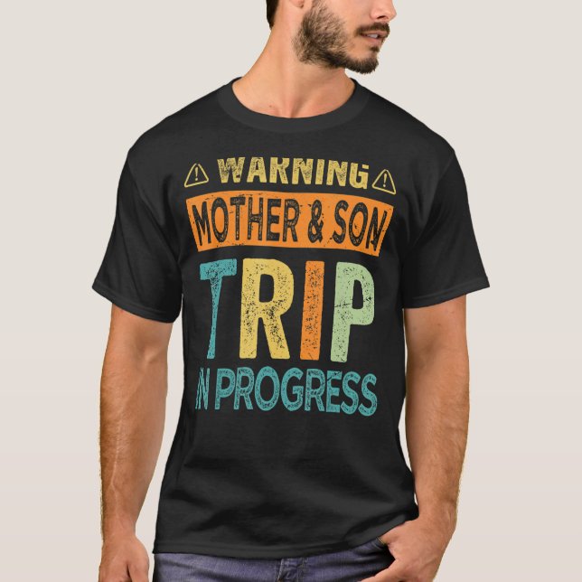 Camiseta Warning Mother Son Trip In Progress - Trip with Mo (Frente)
