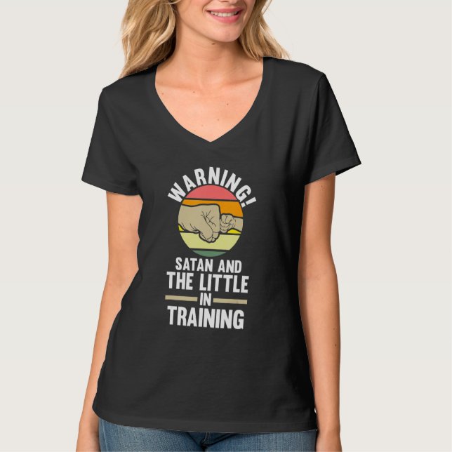 Camiseta warning satan and the little in training father (Frente)