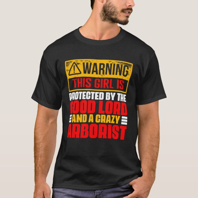 Camiseta Warning This Girl Protected By Arborist Dad for Lu (Frente)