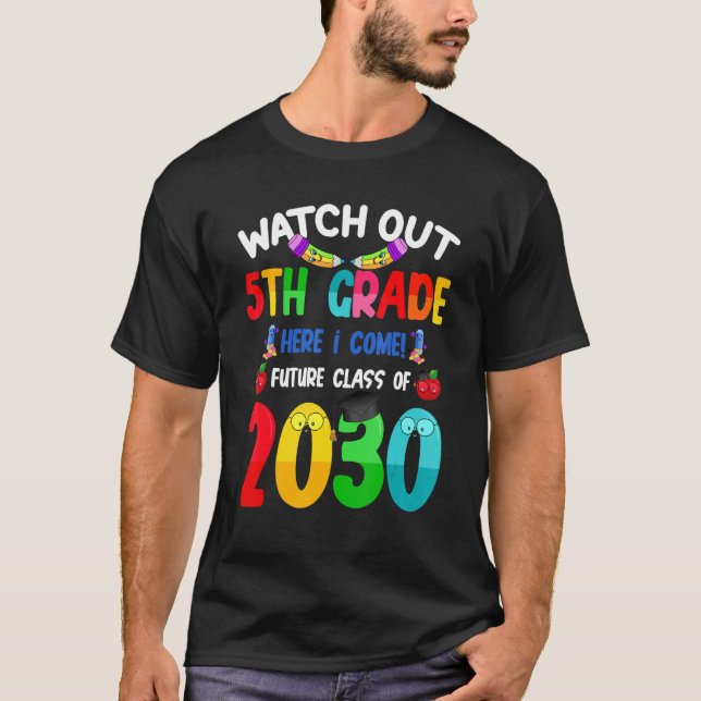Camiseta Watch Out 5th Grade Here I Come Future Class 2030  (Frente)