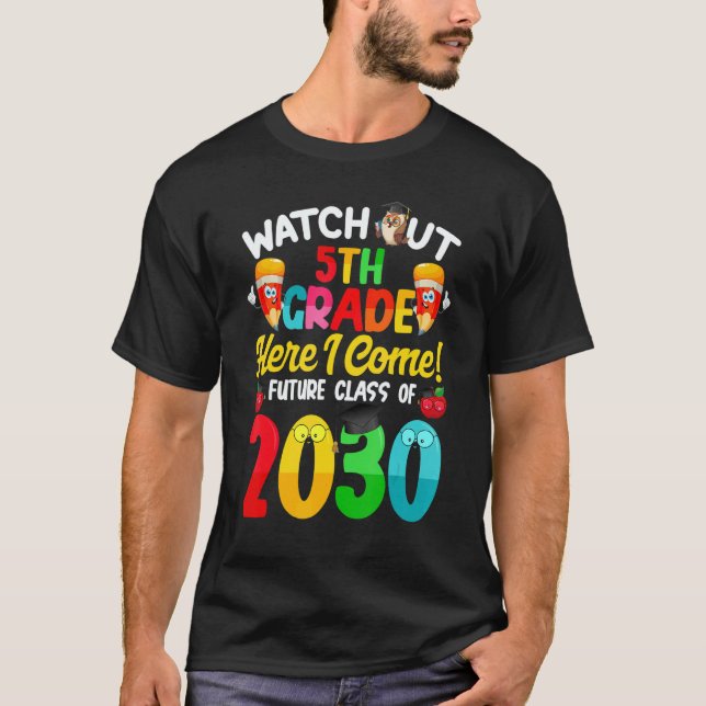 Camiseta Watch Out 5th Grade Here I Come Future Class 2030  (Frente)