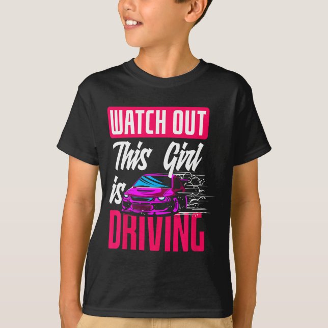 Camiseta Watch Out This Girl Is Driving Funny New Driver  (Frente)
