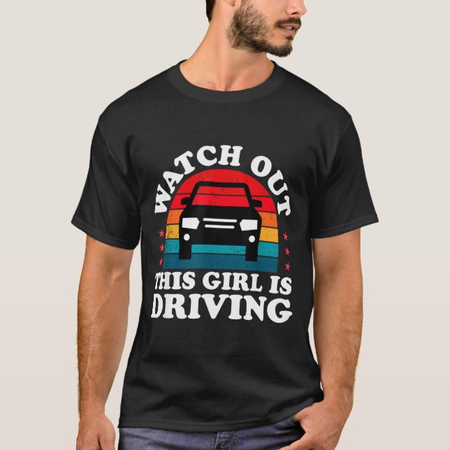 Camiseta Watch Out This Girl Is Driving Funny New Driver Gi (Frente)